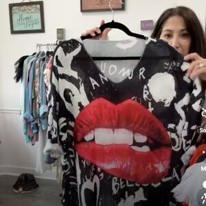 Graphic Lip Print Sweater - Black and Red